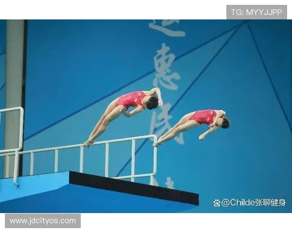 探索跳水运动的力量与美感从空中瞬间到水花之间的极致艺术 探索跳水运动的力量与美感从空中瞬间到水花之间的极致艺术