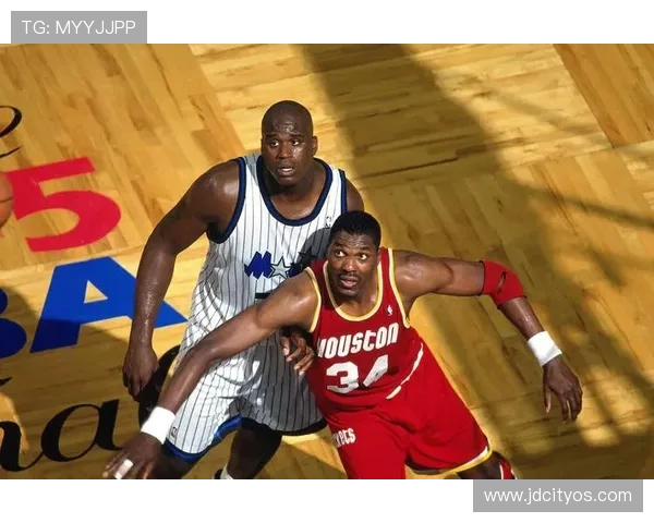 哈基姆·奥拉朱旺：从篮下统治者到篮球传奇的辉煌人生与球场智慧