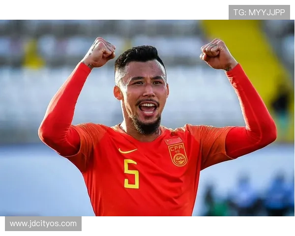 张琳芃再度闪耀绿茵场展现中国足球老将坚韧与担当精神