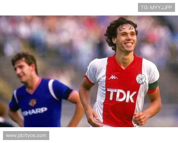 马尔科范巴斯滕从绿茵传奇到足球哲思的辉煌与沉思之路