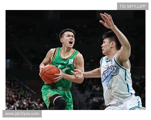 广厦队与吉林队激战正酣篮球赛精彩瞬间回顾与分析